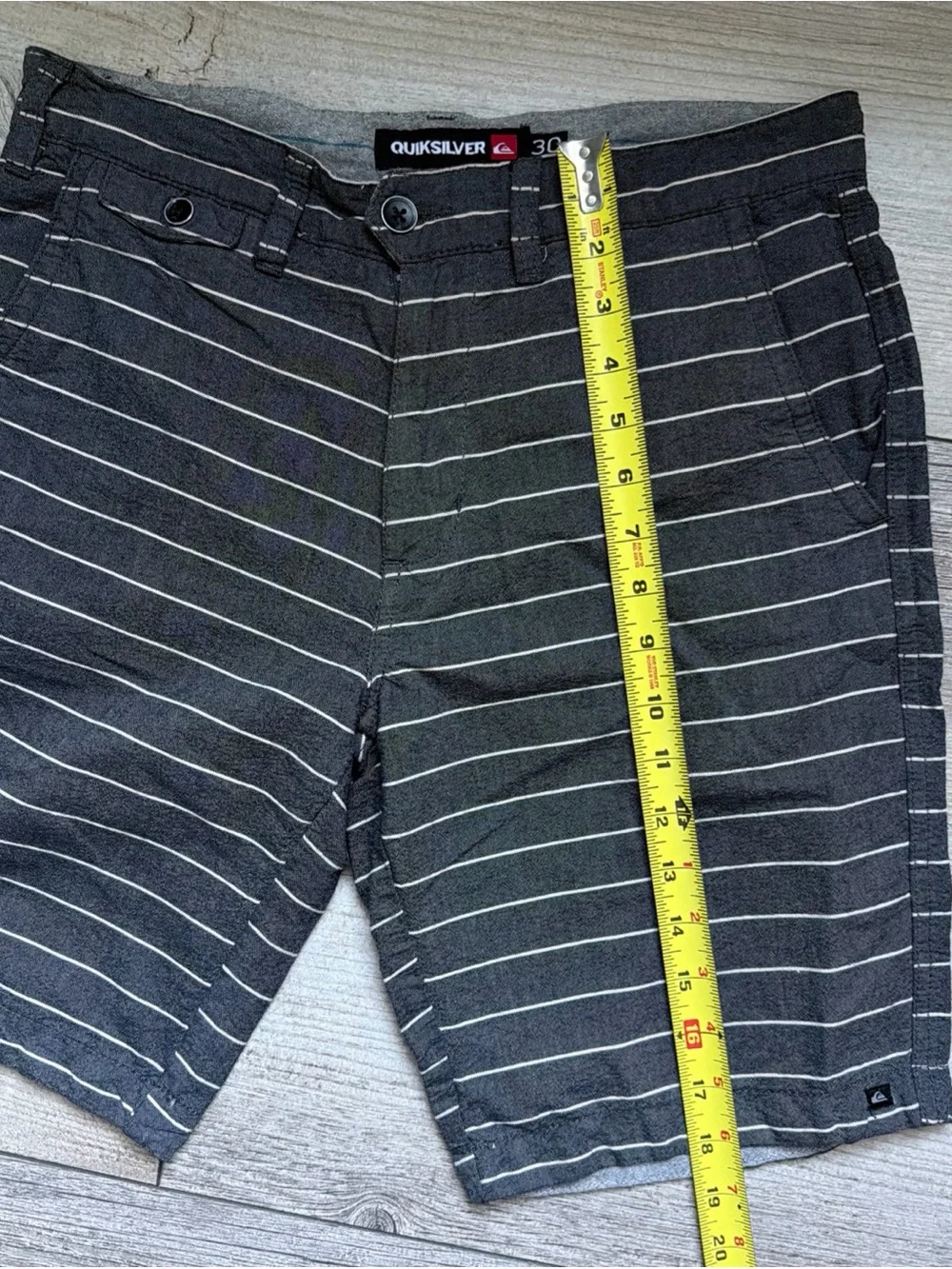 Quiksilver Amphibian Hybrid Men’s Size 30 Shorts. Grey stripes. Great condition